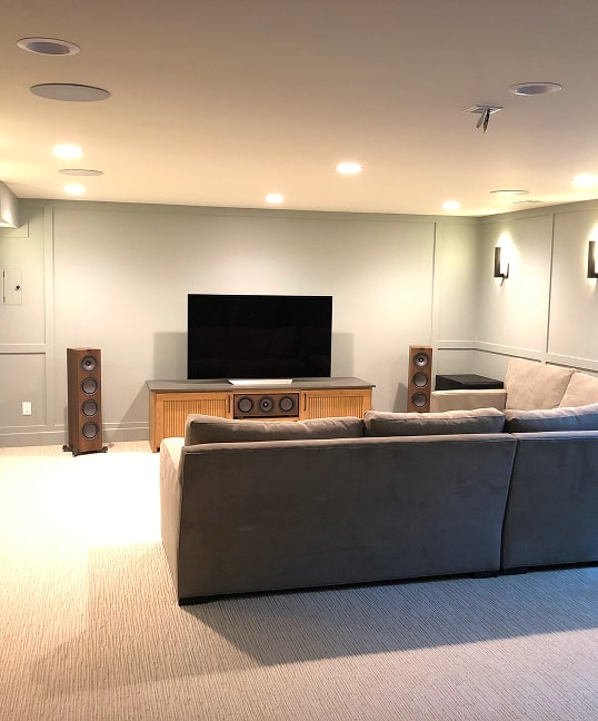 minimalist-living-room-tv-audio-speaker-arrangement